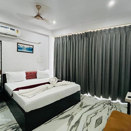 Hotel Vinayak Plaza Варанаси Екстериор снимка