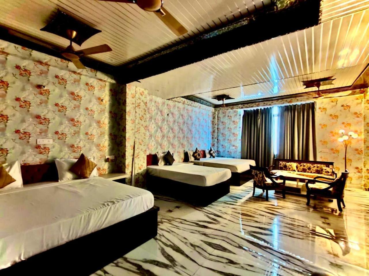 Hotel Vinayak Plaza Варанаси Екстериор снимка