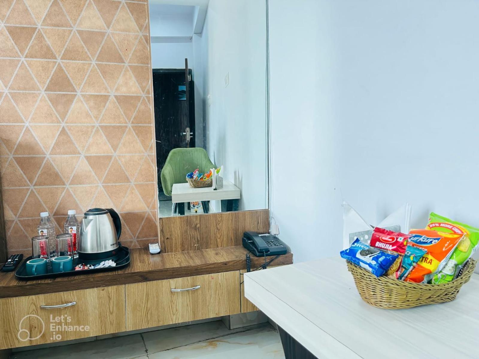 Hotel Vinayak Plaza Варанаси Екстериор снимка